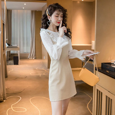 Rochie elegantă de damă în bej, cu decolteu oval și mâneci lungi