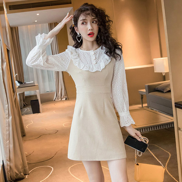 Rochie elegantă de damă în bej, cu decolteu oval și mâneci lungi