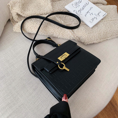 Modern női táska fém rögzítéssel több színben