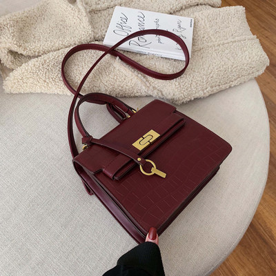 Modern női táska fém rögzítéssel több színben