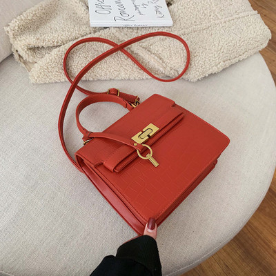 Modern női táska fém rögzítéssel több színben