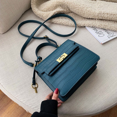 Modern női táska fém rögzítéssel több színben