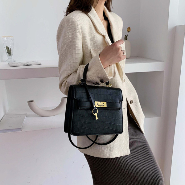 Modern női táska fém rögzítéssel több színben