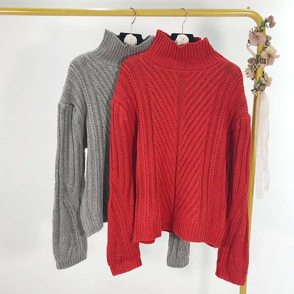 Női vastag pulóver magas gallérral, piros és szürke színben