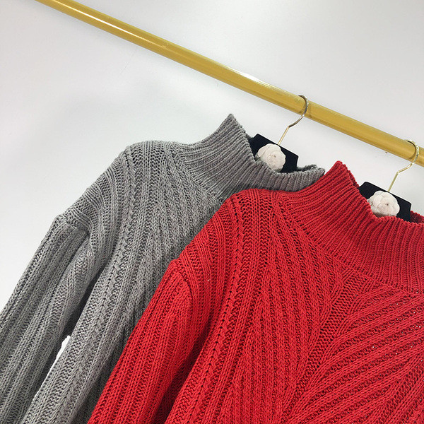 Női vastag pulóver magas gallérral, piros és szürke színben