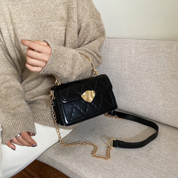 Modern női táska fém csattal és lánccal több színben