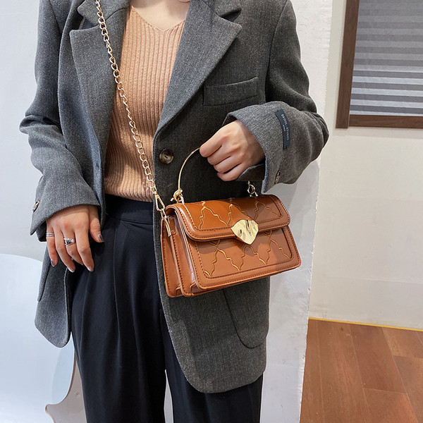 Modern női táska fém csattal és lánccal több színben