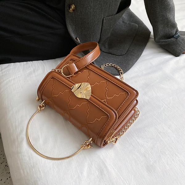 Modern női táska fém csattal és lánccal több színben