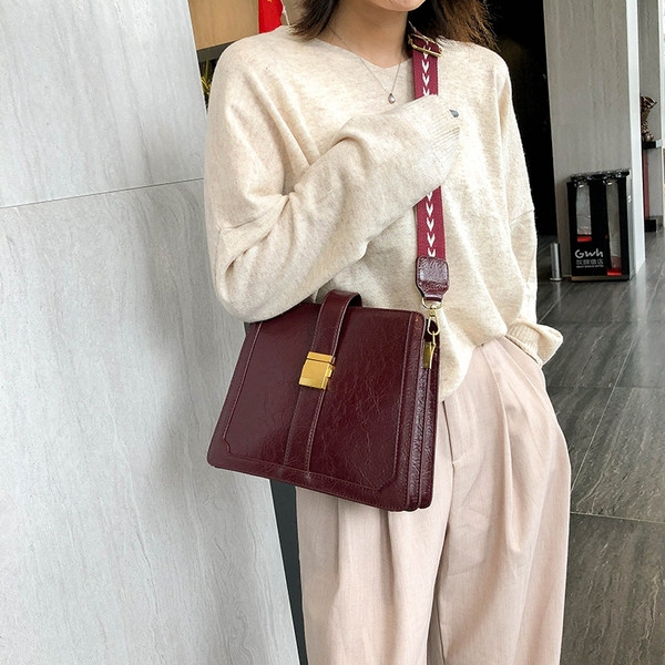 Дамска чанта от  еко кожа с  дълга дръжка 