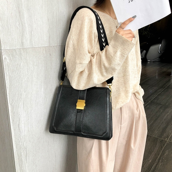 Дамска чанта от  еко кожа с  дълга дръжка 