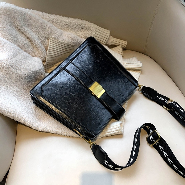 Дамска чанта от  еко кожа с  дълга дръжка 