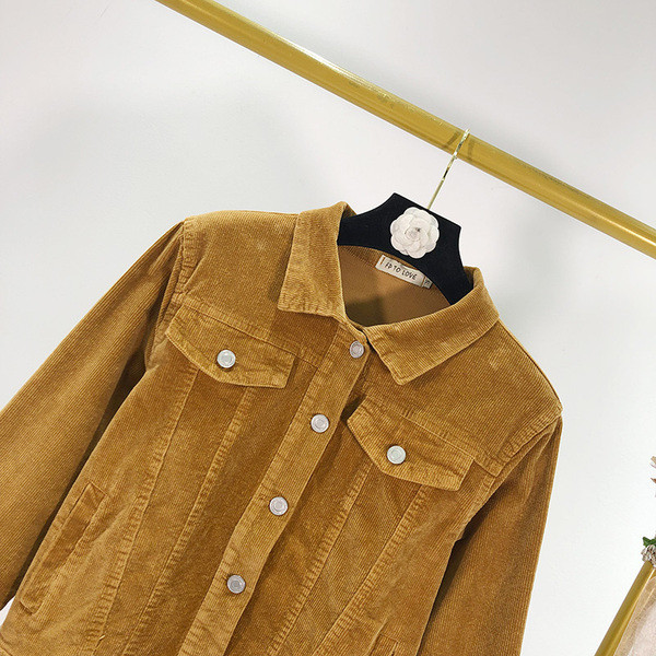 Geaca scurta din catifea de culoare maro cu nasturi si buzunare