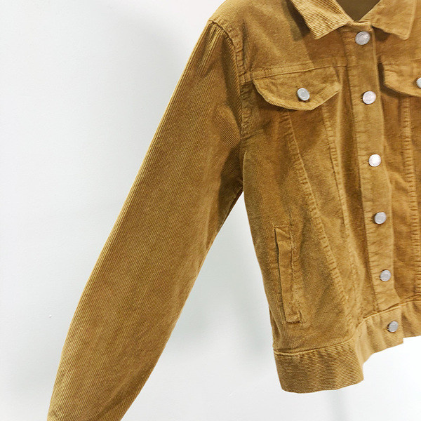 Geaca scurta din catifea de culoare maro cu nasturi si buzunare