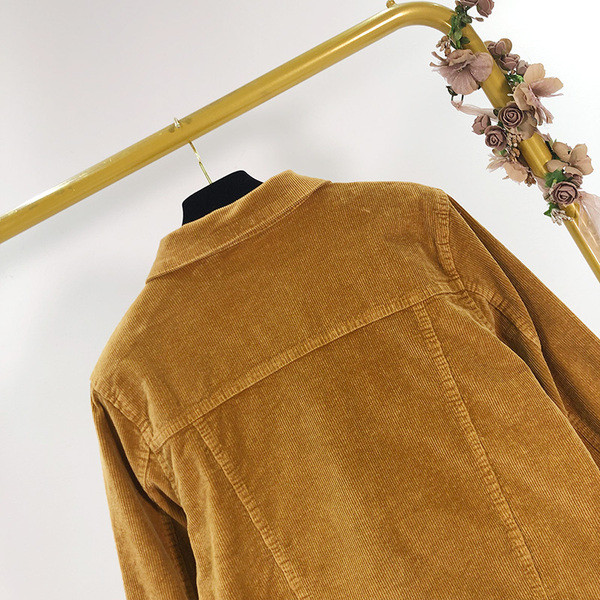 Geaca scurta din catifea de culoare maro cu nasturi si buzunare