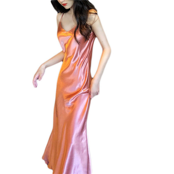 Hosszú női szatén ruha vékony pántokkal