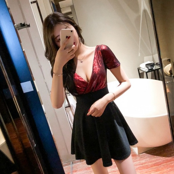 Modern női szabású ruha V-nyakkal