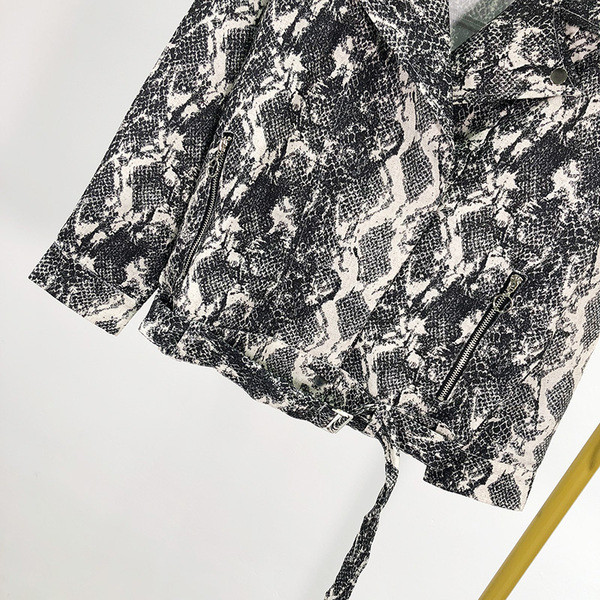 Λεπτό φθινοπωρινό ανοιξιάτικο μπουφάν με ζώο εκτύπωση και ζώνη