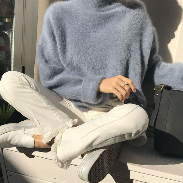 Χειμερινό γυναικείο πουλόβερ με ψηλό γιακά σε λευκό και μπλε χρώμα