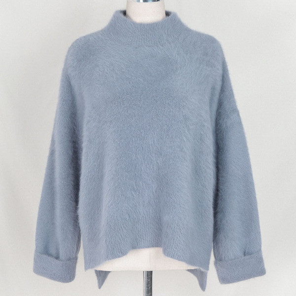 Χειμερινό γυναικείο πουλόβερ με ψηλό γιακά σε λευκό και μπλε χρώμα