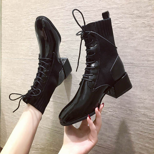 Modern női csizma fűzővel és vastag sarokkal - két modell