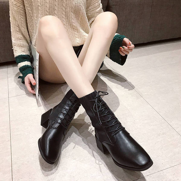 Modern női csizma fűzővel és vastag sarokkal - két modell
