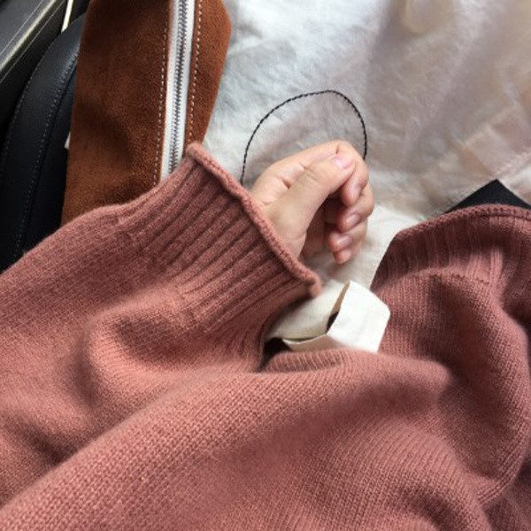 Pulover de iarnă de damă cu guler polo înalt în alb și portocaliu