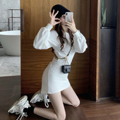 Rövid női ruha, hosszú ujjú fehér és fekete színben