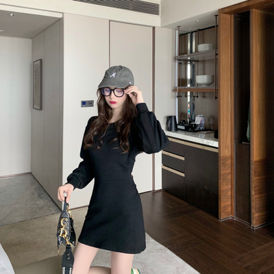 Rövid női ruha, hosszú ujjú fehér és fekete színben