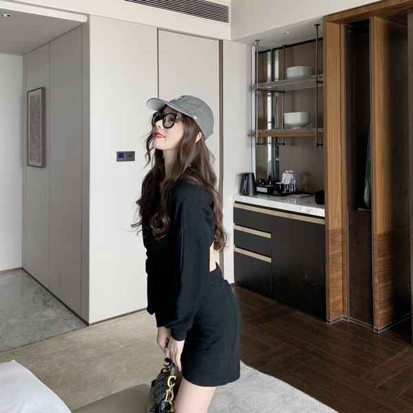 Rövid női ruha, hosszú ujjú fehér és fekete színben