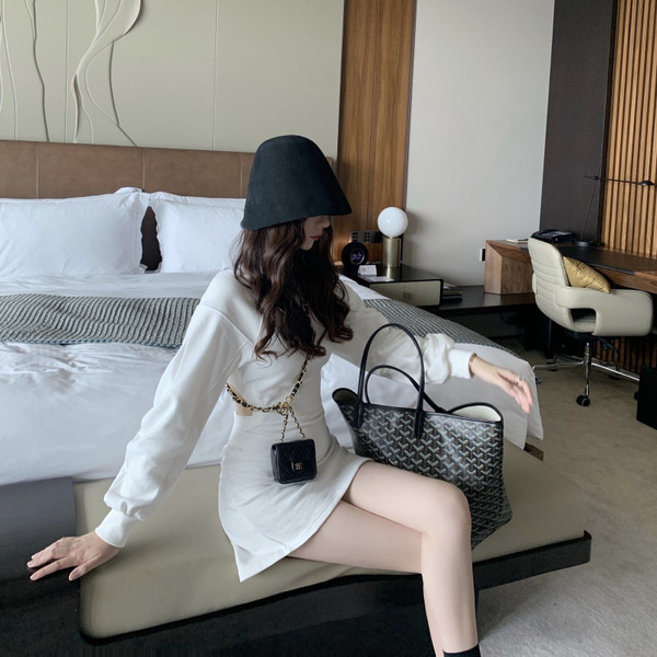 Rövid női ruha, hosszú ujjú fehér és fekete színben