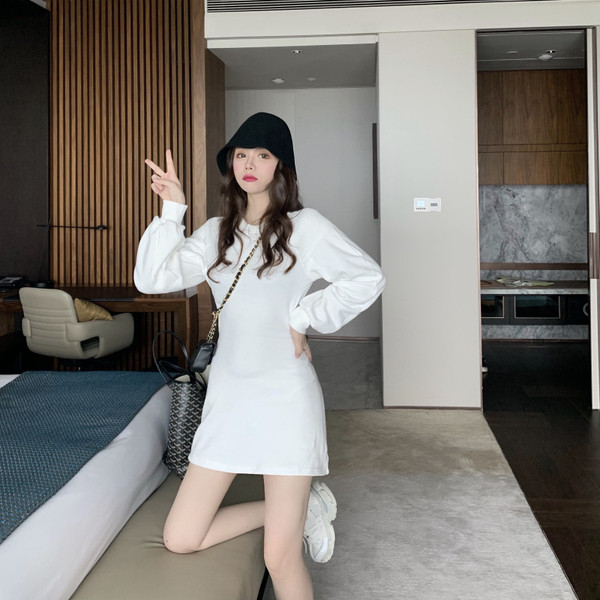 Rövid női ruha, hosszú ujjú fehér és fekete színben