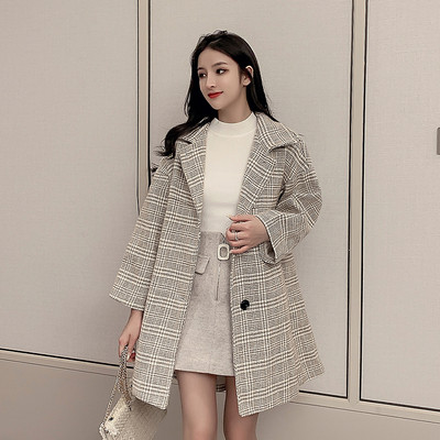 Palton lung de damă modern în carouri de culoare bej cu nasturi