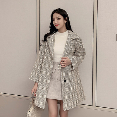 Palton lung de damă modern în carouri de culoare bej cu nasturi