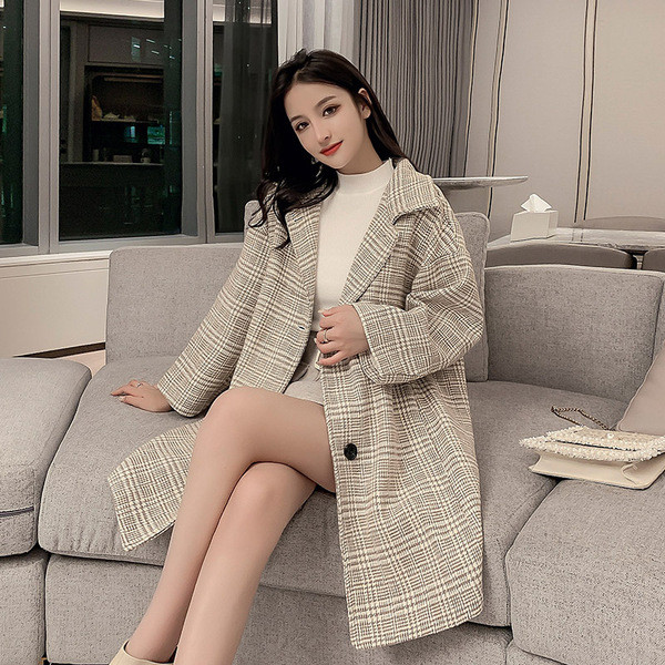 Palton lung de damă modern în carouri de culoare bej cu nasturi