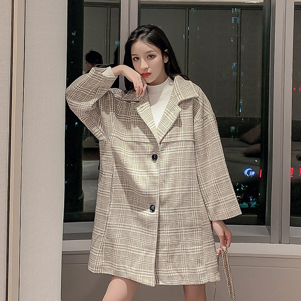 Palton lung de damă modern în carouri de culoare bej cu nasturi