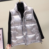 Vestă modernă de damă cu o inscripție în negru, argintiu și auriu