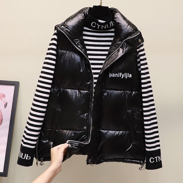 Vestă modernă de damă cu o inscripție în negru, argintiu și auriu