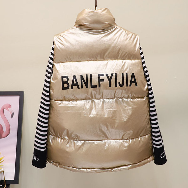 Vestă modernă de damă cu o inscripție în negru, argintiu și auriu