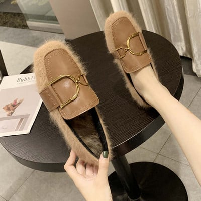 Modern női mokaszinok fém elemmel, fekete és barna színben