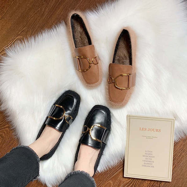 Modern női mokaszinok fém elemmel, fekete és barna színben