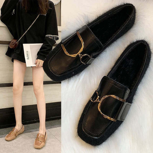 Modern női mokaszinok fém elemmel, fekete és barna színben