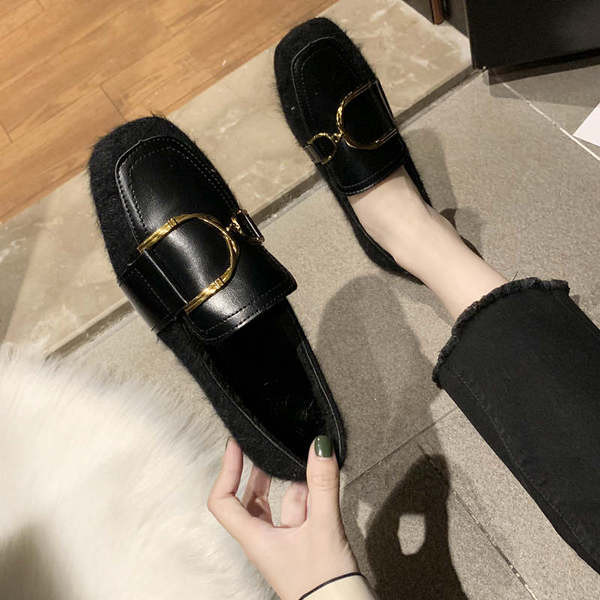 Modern női mokaszinok fém elemmel, fekete és barna színben