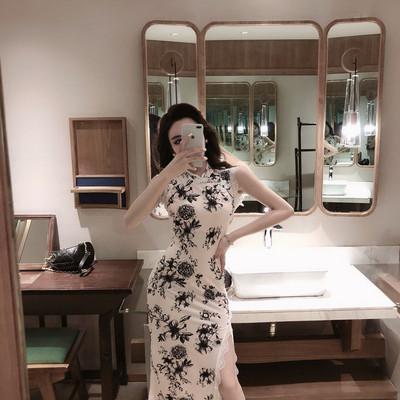 Κομψό γυναικείο φόρεμα με σχίσιμο και δαντέλα