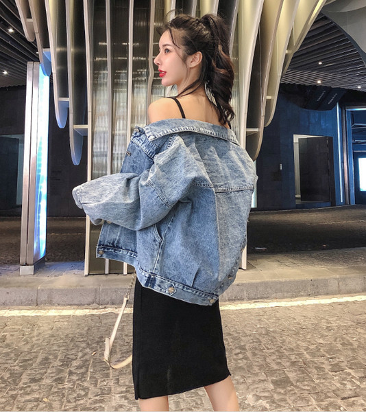 Rövid és széles női farmerdzseki világos színben