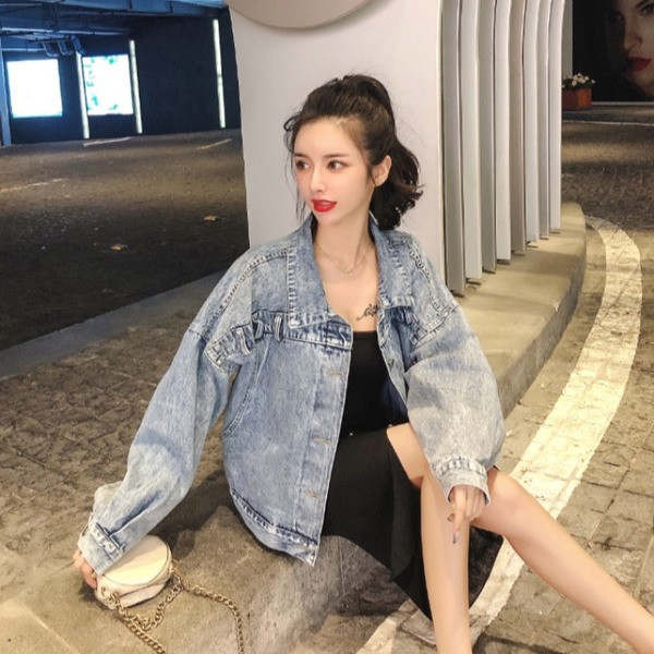 Rövid és széles női farmerdzseki világos színben