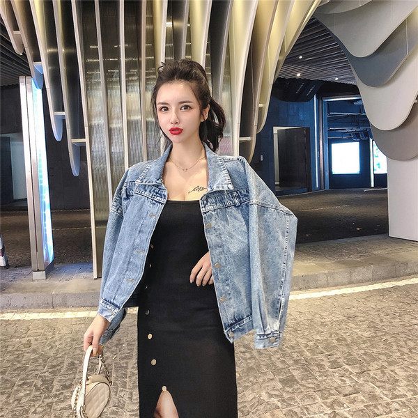 Rövid és széles női farmerdzseki világos színben