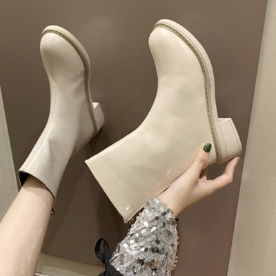 Μοντέρνες γυναικείες μπότες από οικολογικό δέρμα σε λευκό και μαύρο χρώμα