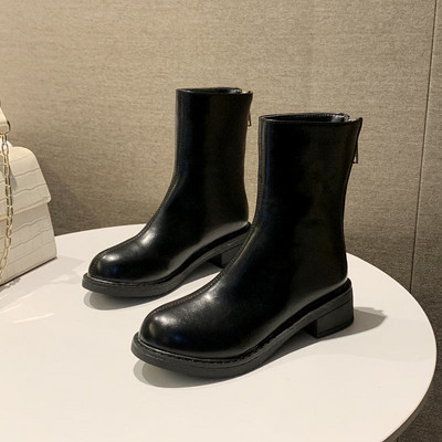 Μοντέρνες γυναικείες μπότες από οικολογικό δέρμα σε λευκό και μαύρο χρώμα