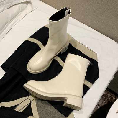 Μοντέρνες γυναικείες μπότες από οικολογικό δέρμα σε λευκό και μαύρο χρώμα