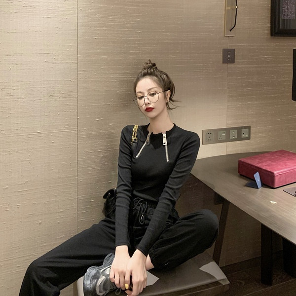 Εντυπωσιακή γυναικεία μπλούζα με φερμουάρ σε μαύρο χρώμα